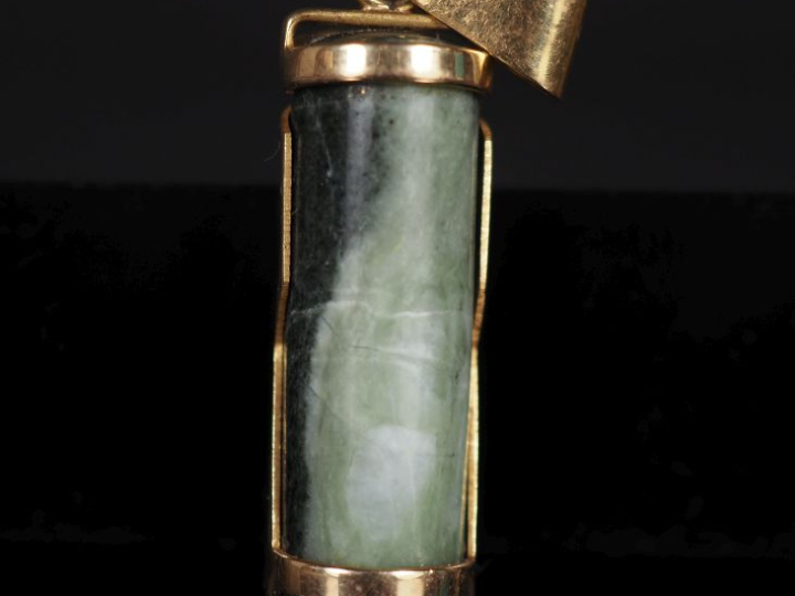 Pendentif cylindrique en or jaune 750, à décor ajouré et serti de pier
