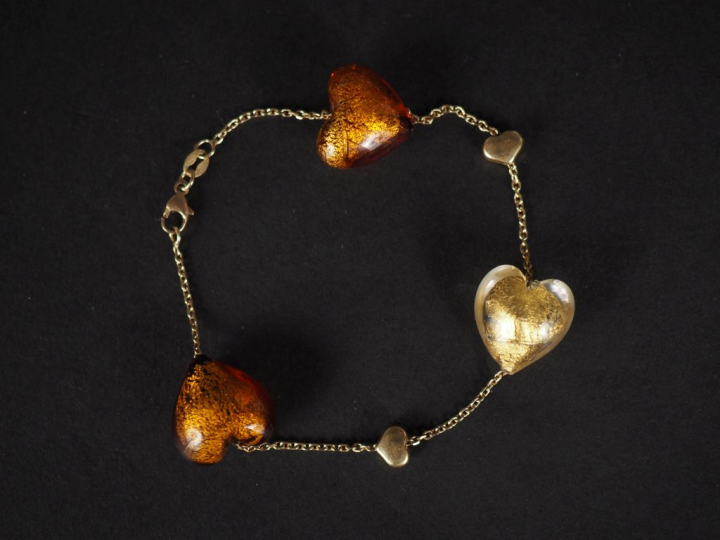 Bracelet en or jaune 750, maille forçat, agrémenté de trois cœurs prob