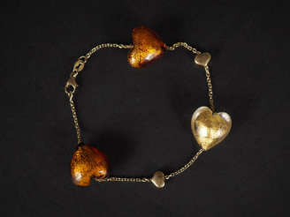 Vente aux enchères Bracelet en or jaune 750, maille forçat, agrémenté de trois cœurs prob