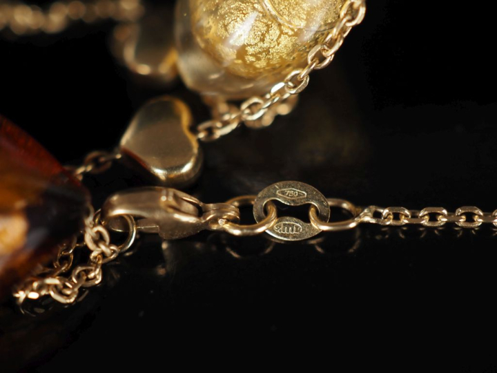 Bracelet en or jaune 750, maille forçat, agrémenté de trois cœurs prob