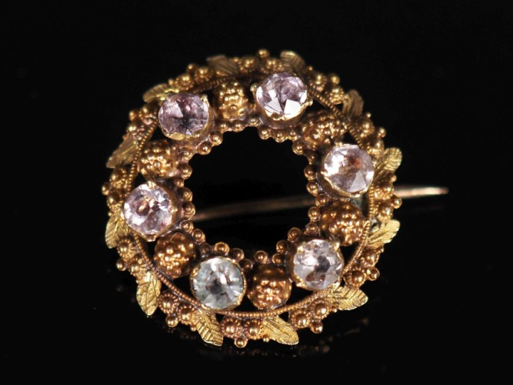 Ravissante petite broche ronde de style Louis XVI en or jaune 750, à d