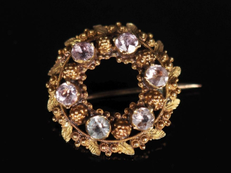 Vente aux enchères Ravissante petite broche ronde de style Louis XVI en or jaune 750, à d