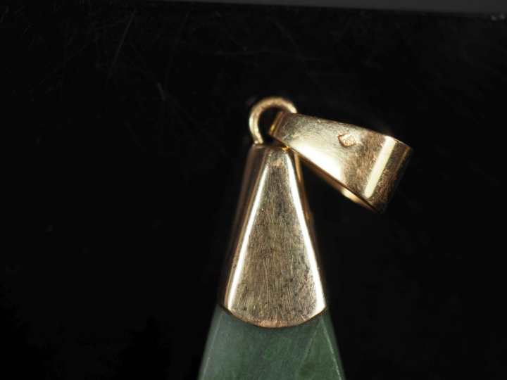 Pendentif en forme de goutte, monture en or jaune 585 et pierre dure v