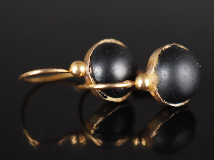 Paire de perces oreilles en or jaune 750, sertis d'onyx noir ou compos