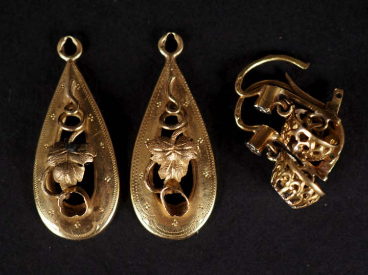 Paire de perces oreilles en or jaune 750, à décor d'un motif en pendel