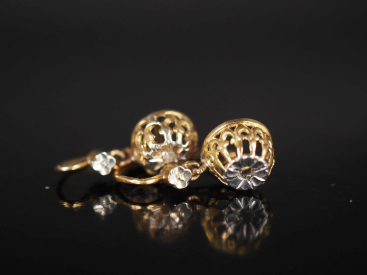 Paire de perces oreilles en or jaune 750, à décor d'un motif en pendel
