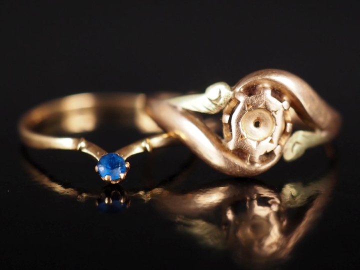 Ensemble comprenant :  - une petite bague en or jaune 750 de forme sty