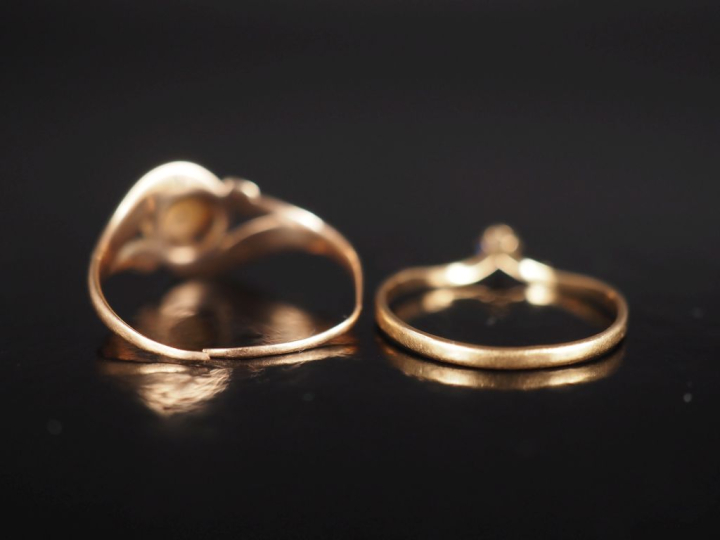 Ensemble comprenant :  - une petite bague en or jaune 750 de forme sty