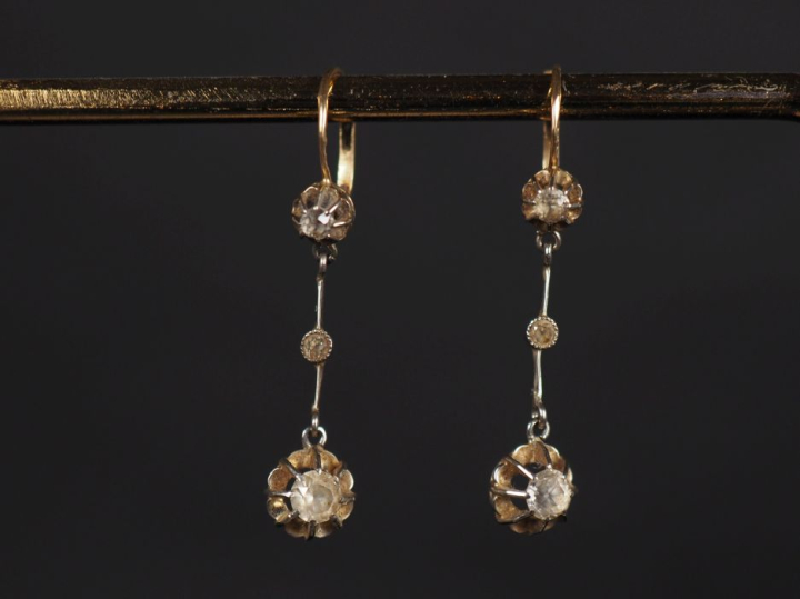 Paire de pendants d'oreilles en or jaune 750, sertis de trois pierres 