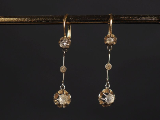 Vente aux enchères Paire de pendants d'oreilles en or jaune 750, sertis de trois pierres 