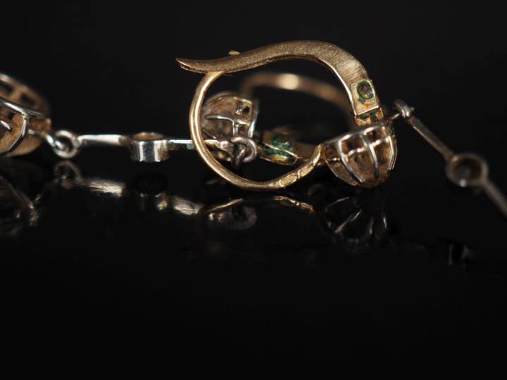Paire de pendants d'oreilles en or jaune 750, sertis de trois pierres 