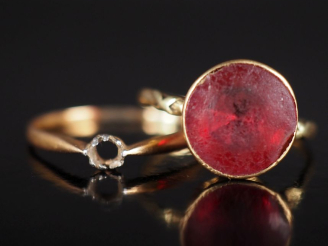 Vente aux enchères Ensemble comprenant :  - une bague en or jaune 750, sertie en son cent