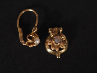 Vente aux enchères Ensemble comprenant :  - un perce oreille en or jaune 750, serti d'une