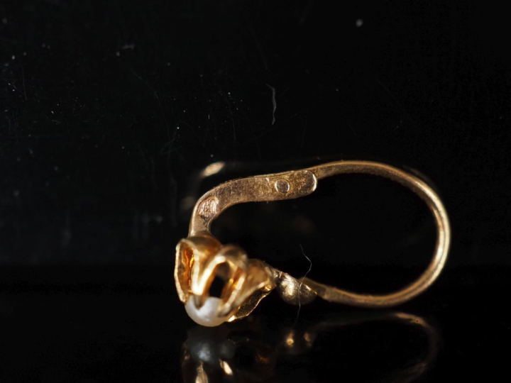 Ensemble comprenant :  - un perce oreille en or jaune 750, serti d'une