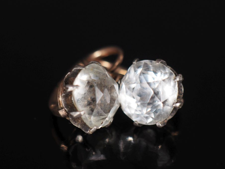 Paire de perces oreilles en or jaune 750, sertis d'une pierre à l'imit