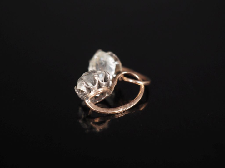 Paire de perces oreilles en or jaune 750, sertis d'une pierre à l'imit