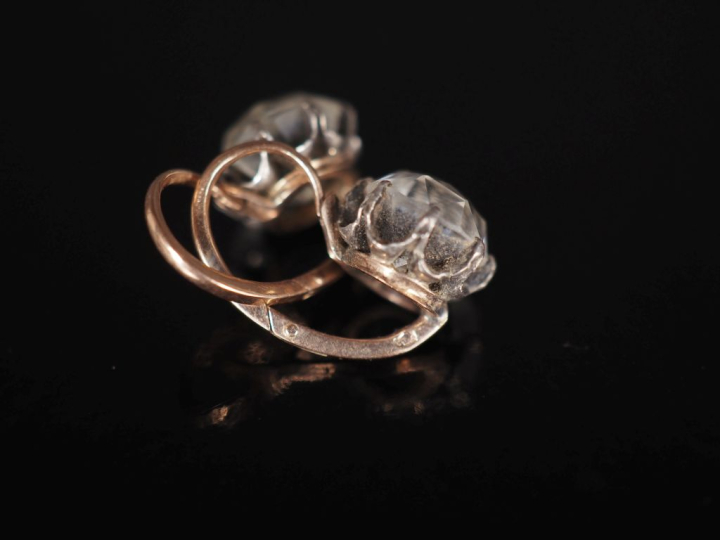 Paire de perces oreilles en or jaune 750, sertis d'une pierre à l'imit