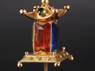 Vente aux enchères Important pendentif en forme de lanterne en or jaune 585, serti de pie