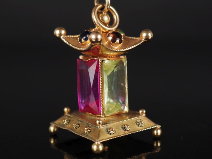 Important pendentif en forme de lanterne en or jaune 585, serti de pie