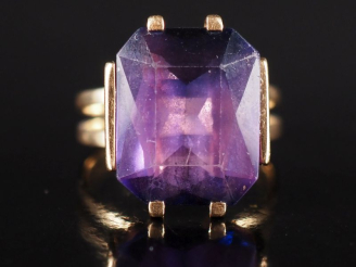 Vente aux enchères Bague en or jaune 585, sertie en son centre d'une améthyste (?). TDD. 