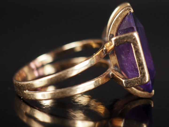 Bague en or jaune 585, sertie en son centre d'une améthyste (?). TDD. 