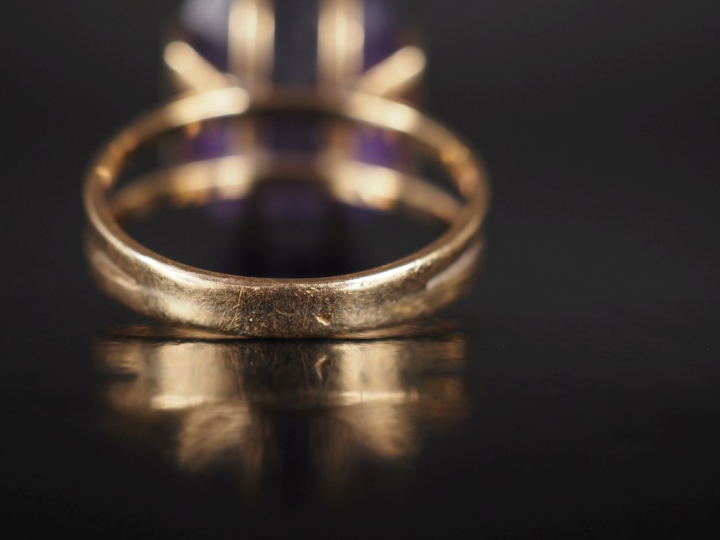 Bague en or jaune 585, sertie en son centre d'une améthyste (?). TDD. 