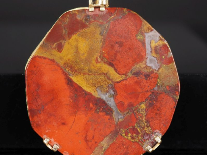 Pendentif double faces à pans coupés en or jaune 585, serti en son cen