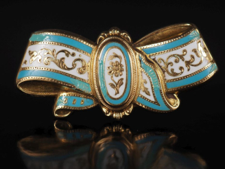 Vente aux enchères Broche en or jaune 585 et métal en forme de nœud de ruban, à décor de 