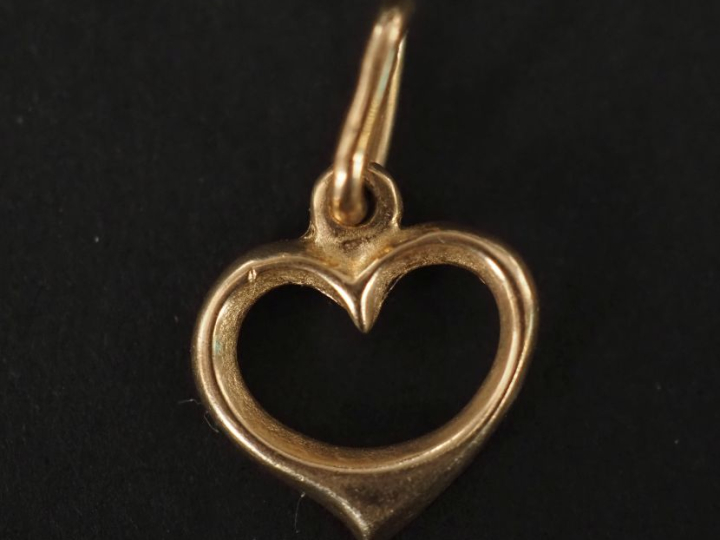 Pendentif en forme de cœur ajouré en or jaune 585.  1 x 1 cm Poids. 0,