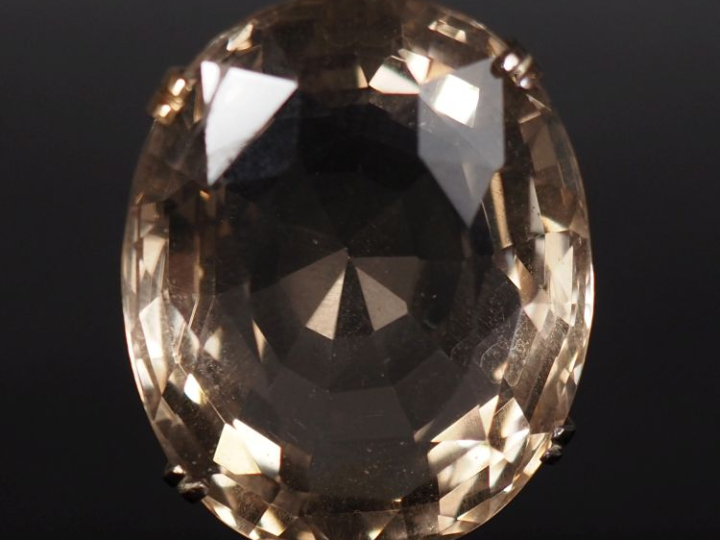 Important pendentif en métal, serti en son centre d'un quartz. Bélière