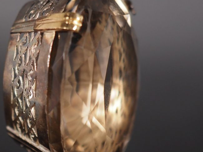 Important pendentif en métal, serti en son centre d'un quartz. Bélière