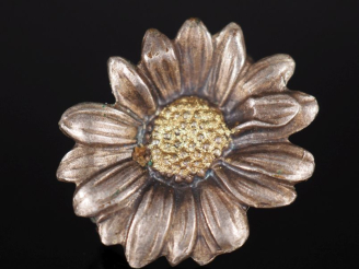 Vente aux enchères MELLERIO Petite broche en métal et métal doré en forme de marguerite é