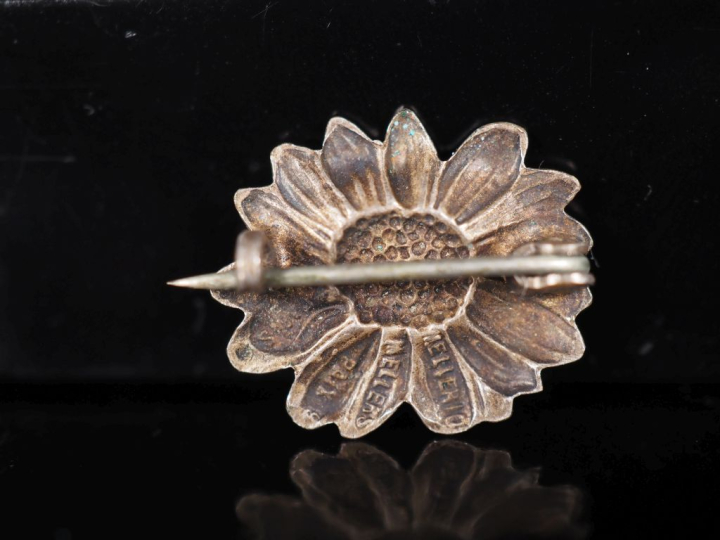 MELLERIO Petite broche en métal et métal doré en forme de marguerite é