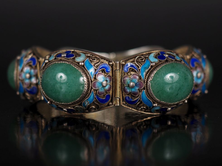 Ravissant bracelet en argent étranger, serti de cabochons de jadéite, 