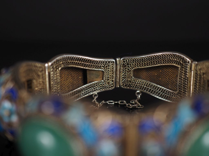 Ravissant bracelet en argent étranger, serti de cabochons de jadéite, 