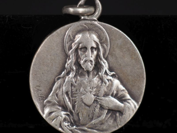 Médaille religieuse en argent, figurant le Christ au Sacré Cœur.  Diam