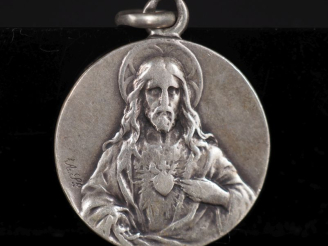 Vente aux enchères Médaille religieuse en argent, figurant le Christ au Sacré Cœur.  Diam