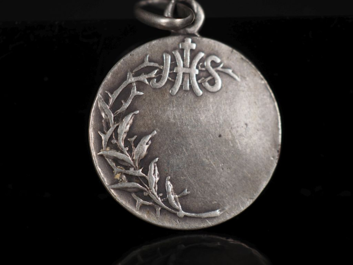Médaille religieuse en argent, figurant le Christ au Sacré Cœur.  Diam