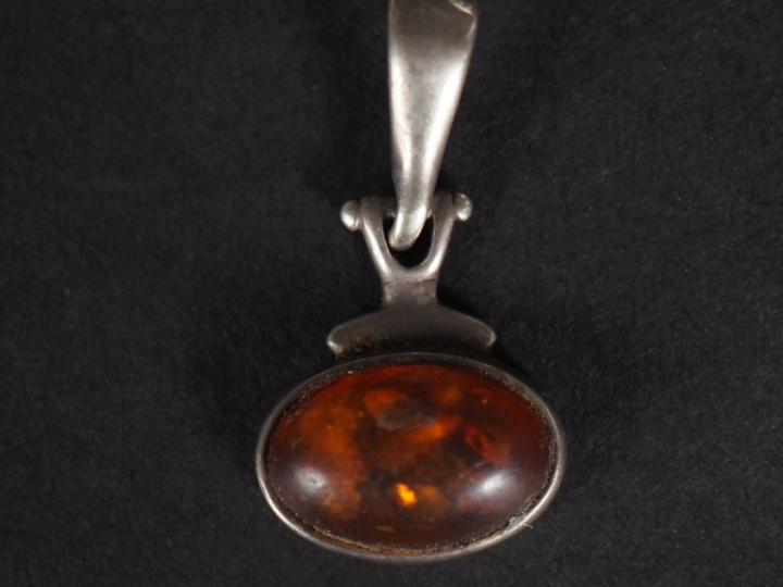 Petit pendentif en argent 925, serti d'un cabochon d'ambre ou d'imitat