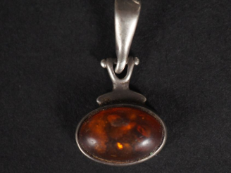 Vente aux enchères Petit pendentif en argent 925, serti d'un cabochon d'ambre ou d'imitat