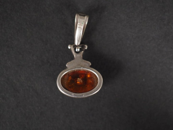 Petit pendentif en argent 925, serti d'un cabochon d'ambre ou d'imitat
