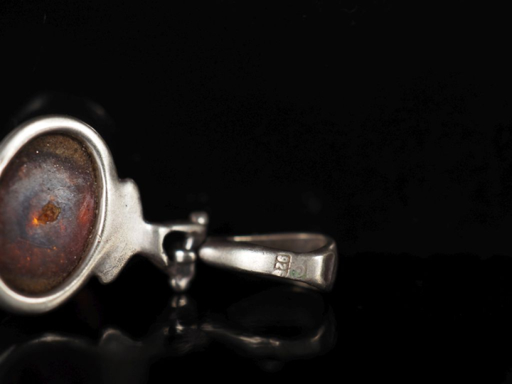 Petit pendentif en argent 925, serti d'un cabochon d'ambre ou d'imitat