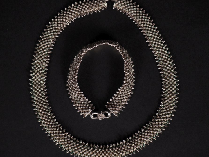Demi parure en argent étranger, comprenant un collier et un bracelet. 