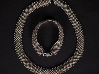 Vente aux enchères Demi parure en argent étranger, comprenant un collier et un bracelet. 