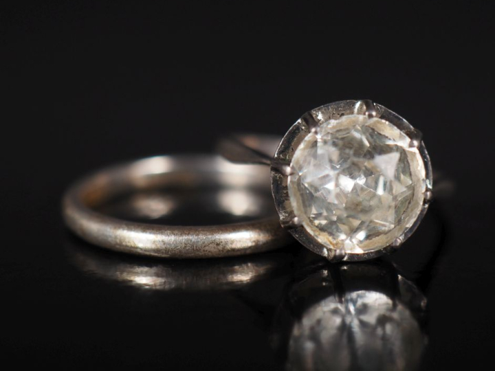 Ensemble comprenant :  - une bague de forme solitaire en argent, serti