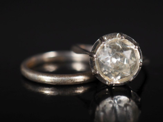Vente aux enchères Ensemble comprenant :  - une bague de forme solitaire en argent, serti