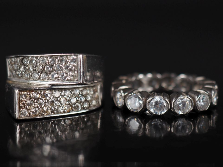 Ensemble comprenant :  - une bague en argent de forme stylisée, à déco