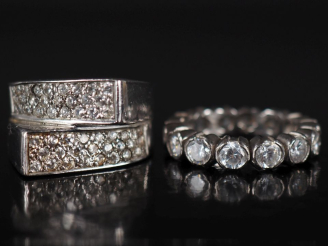 Vente aux enchères Ensemble comprenant :  - une bague en argent de forme stylisée, à déco