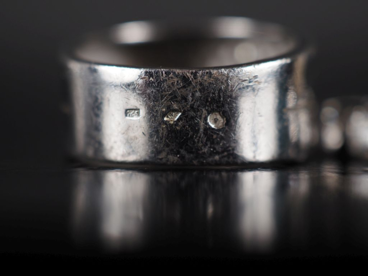 Ensemble comprenant :  - une bague en argent de forme stylisée, à déco