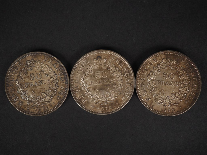 Trois pièces de 50 Francs en argent, 1974, 1976 et 1979.  Poids. 90,03